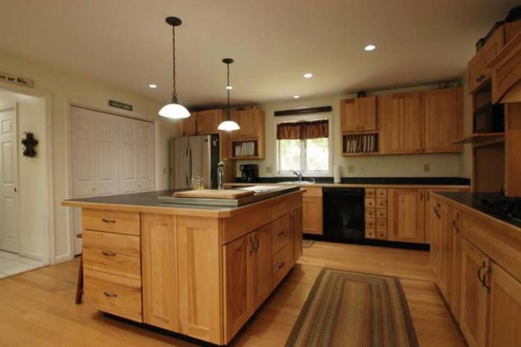 Beautiful Spacious Home W/ Game Room. Gilford Buitenkant foto
